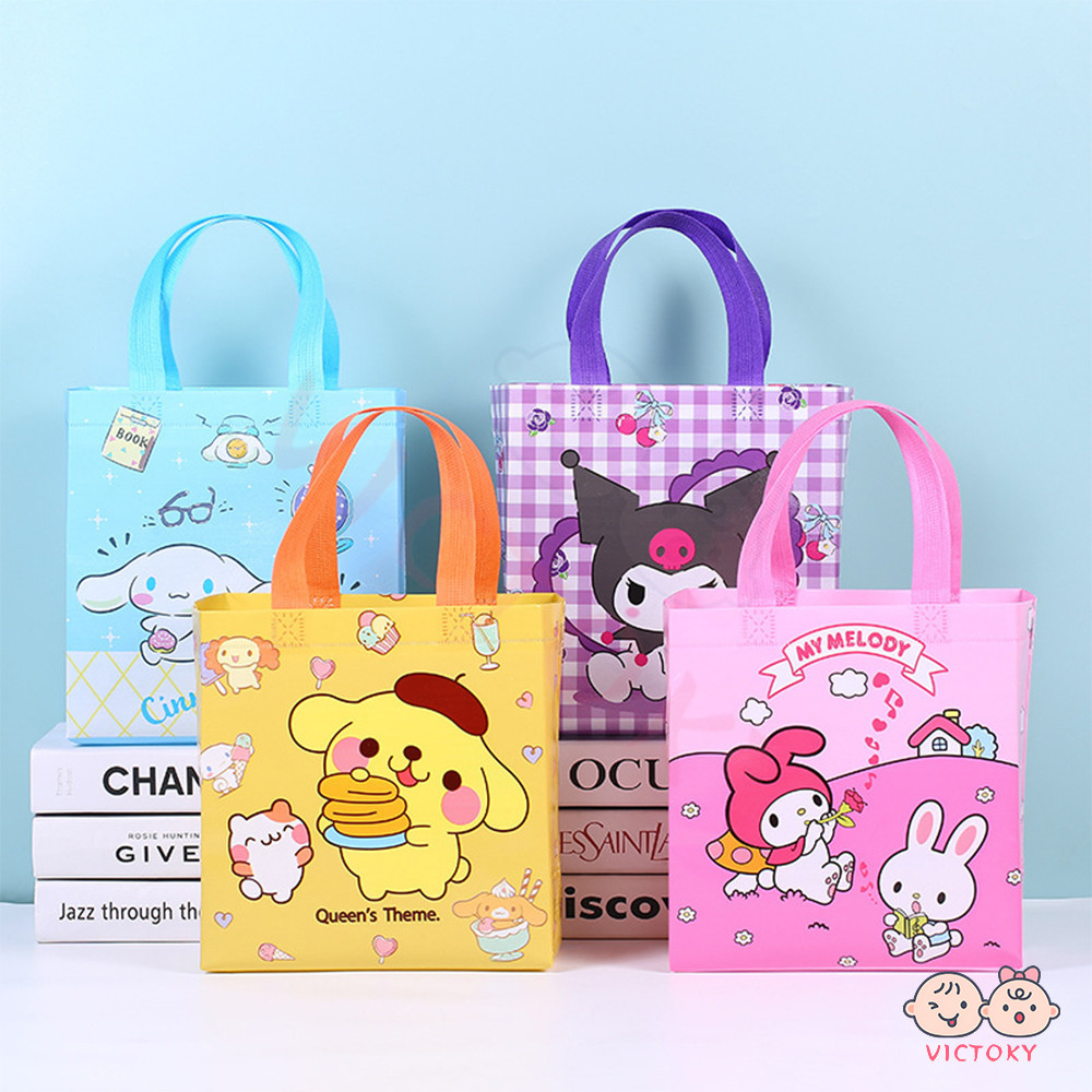 VICTOKY กระเป๋าถือ ถุงผ้าไม่ทอ ผ้าสปันบอนด์ ลายsanrio Kuromi Cinnamoroll ถุงช้อปปิ้ง แบบพกพา