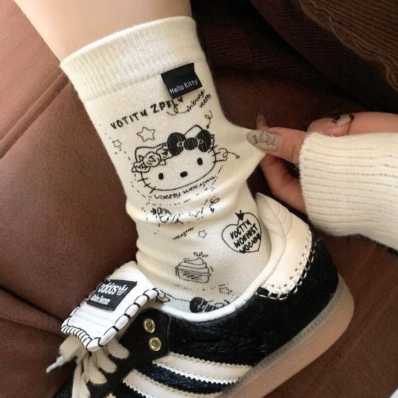 Mid-tube hellokitty ถุงเท้ายาวผู้หญิงสีเทาน่ารักฤดูใบไม้ร่วงฤดูหนาวฤดูใบไม้ผลิฤดูใบไม้ร่วง ins สไตล์ญี่ปุ่นอินเทรนด์พร้อมรองเท้าฝึกซ้อมเยอรมัน