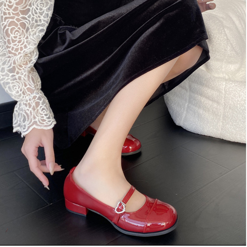 รองเท้าหนังส้นหนาสีแดงสไตล์เรโทร รองเท้า Mary Janes หนังสิทธิบัตรหัวกลมสไตล์ฝรั่งเศส