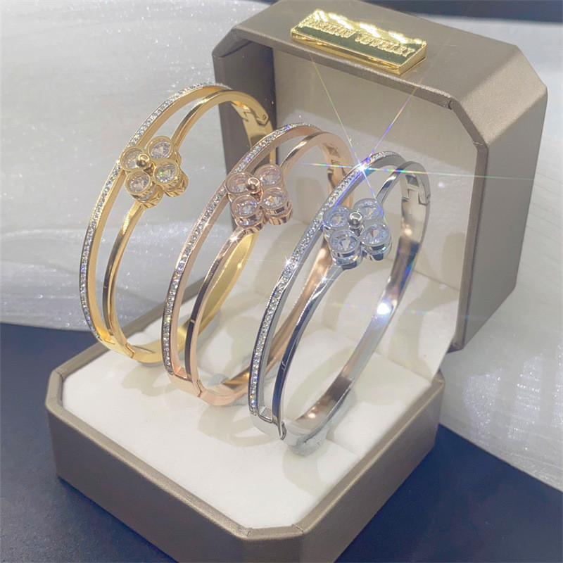 ใหม่สไตล์เปิดสร้อยข้อมือ โชคดี สี่-ใบไม้ โคลเวอร์ สร้อยข้อมือเหล็กไทเทเนียมผู้หญิงสามสีตัวเลือกสดประณีตสไตล์เครื่องประดับของขวัญท