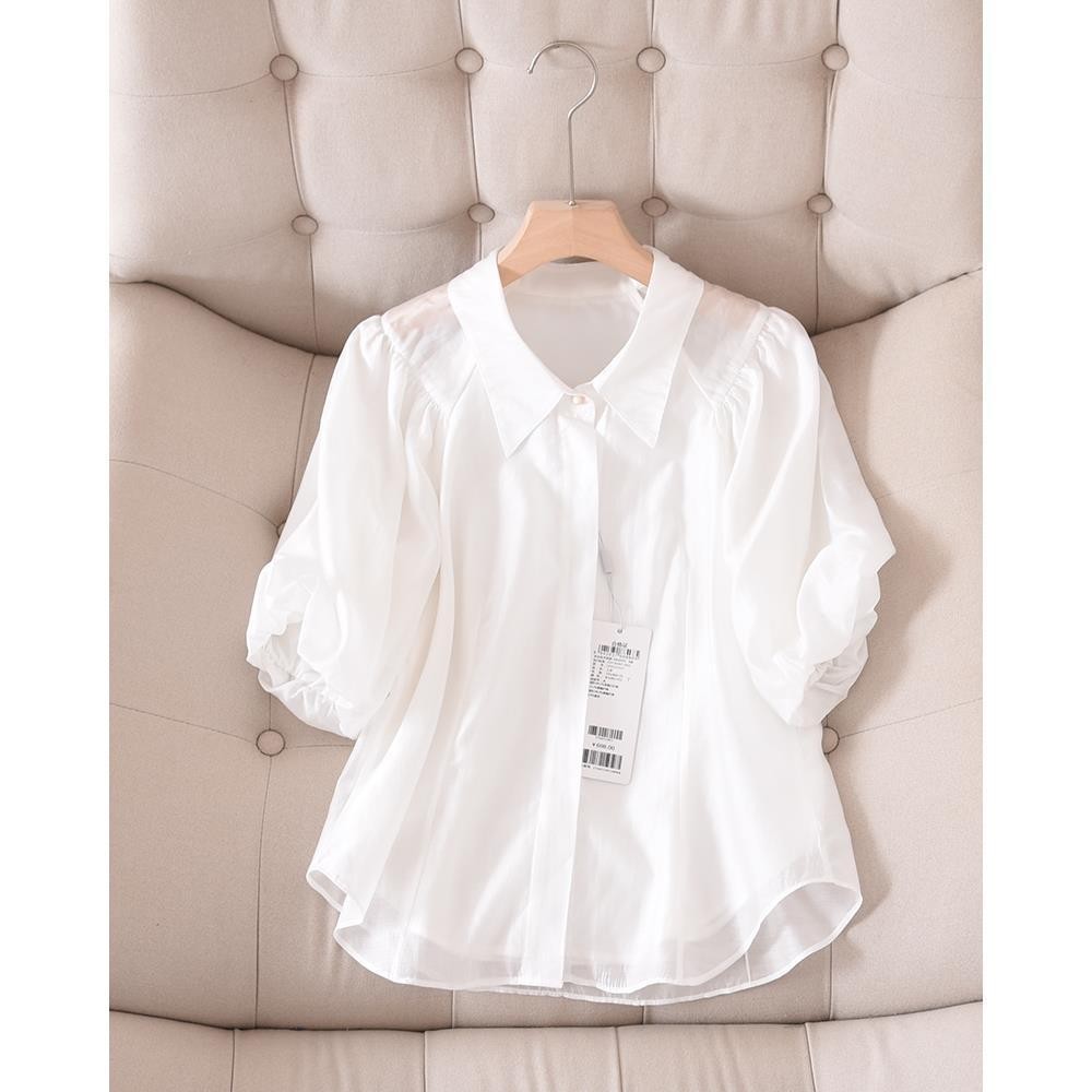 ฟิตหลวม คอปกพับได้ แขนพัฟแบบปุ่มเดียว ระบายอากาศได้ สีพื้นบาง เสื้อเชิ้ตผู้หญิง