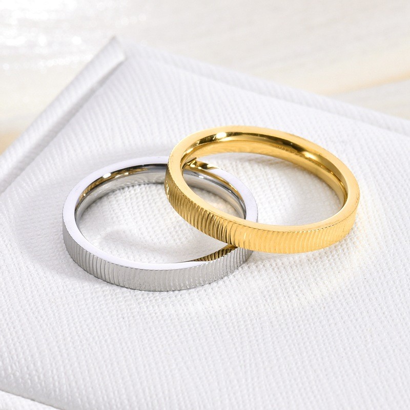 ร้อนขายยุโรปสไตล์อเมริกันเหล็กไทเทเนียมไม่ซีดจางผู้ชายผู้หญิงอินเทรนด์แฟชั่นธรรมดาแหวนแหวนการออกแบบเฉพาะแหวนคู่