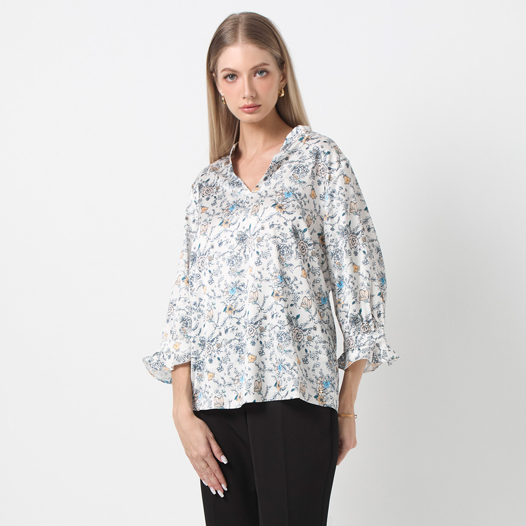 ESPADA เสื้อเบลาส์คอวี พิมพ์ลายดอกไม้ แต่งระบายชายแขน ผู้หญิง I V-neck Blouses Floral Prints I 01081