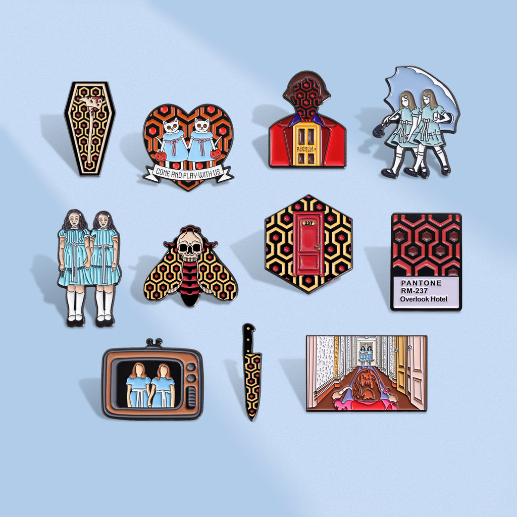 The Shining สยองขวัญภาพยนตร์เข็มกลัดเคลือบ Twins ตัวอักษร Badge Thriller โรงแรม Corridor Pin เสื้อผ้าอุปกรณ์เสริมเครื่องประดับของขวัญ