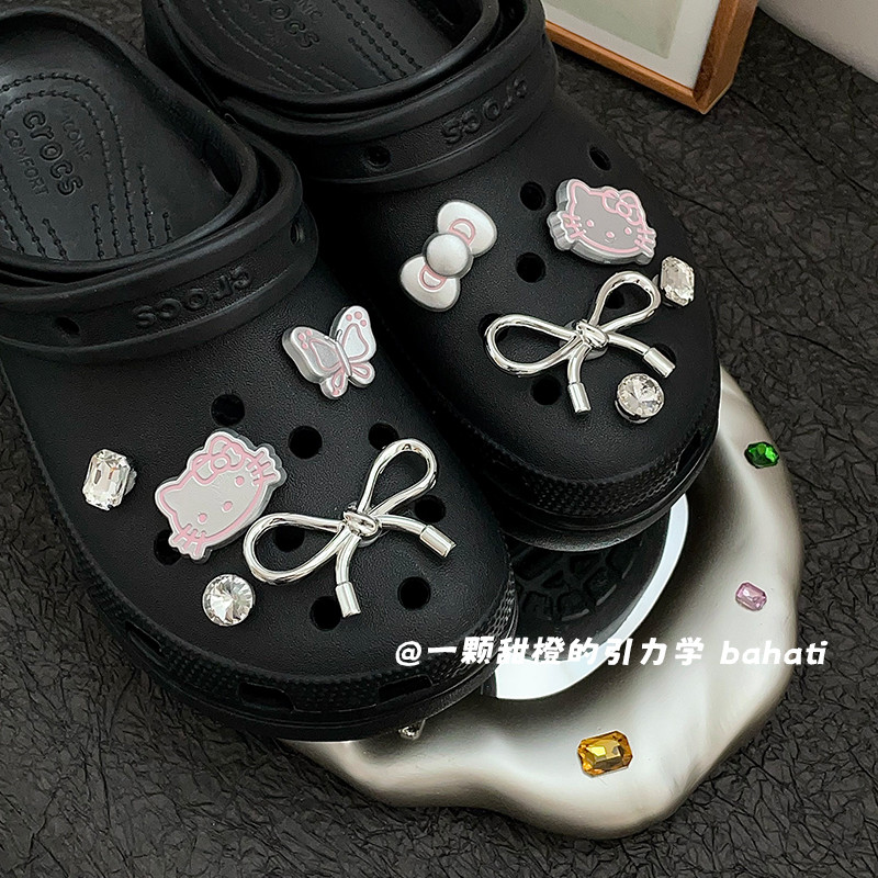 ชุด KT kitty สีเงิน ดอกไม้รองเท้า crosc ดั้งเดิม ดีไซน์ไม่ซ้ําใครใน ลูกอม crosc สีชมพู jibbits