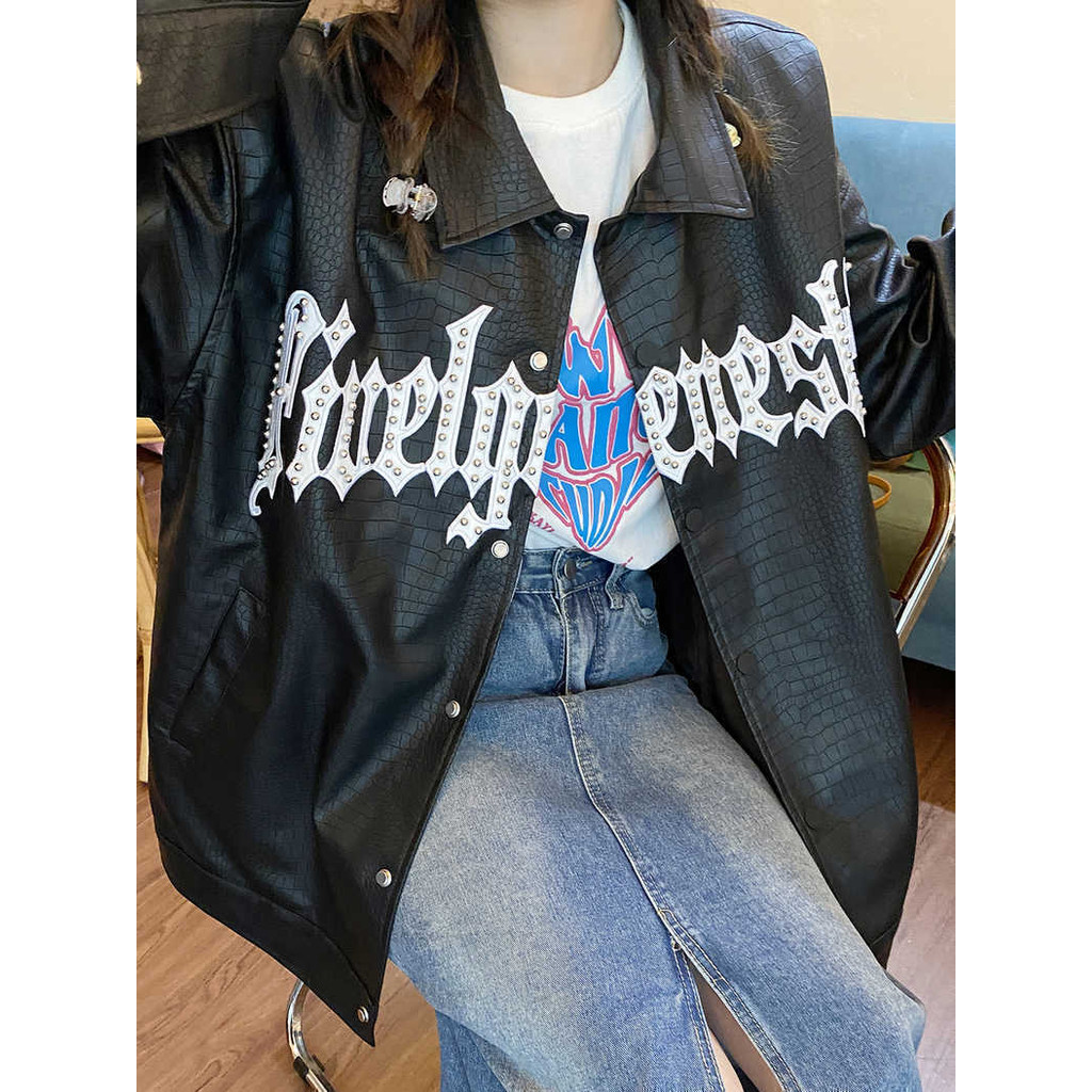 หลวมสบายๆโปโลคอหนัง PU ตัวอักษรพิมพ์ rivets ตกแต่งเสื้อสตรี