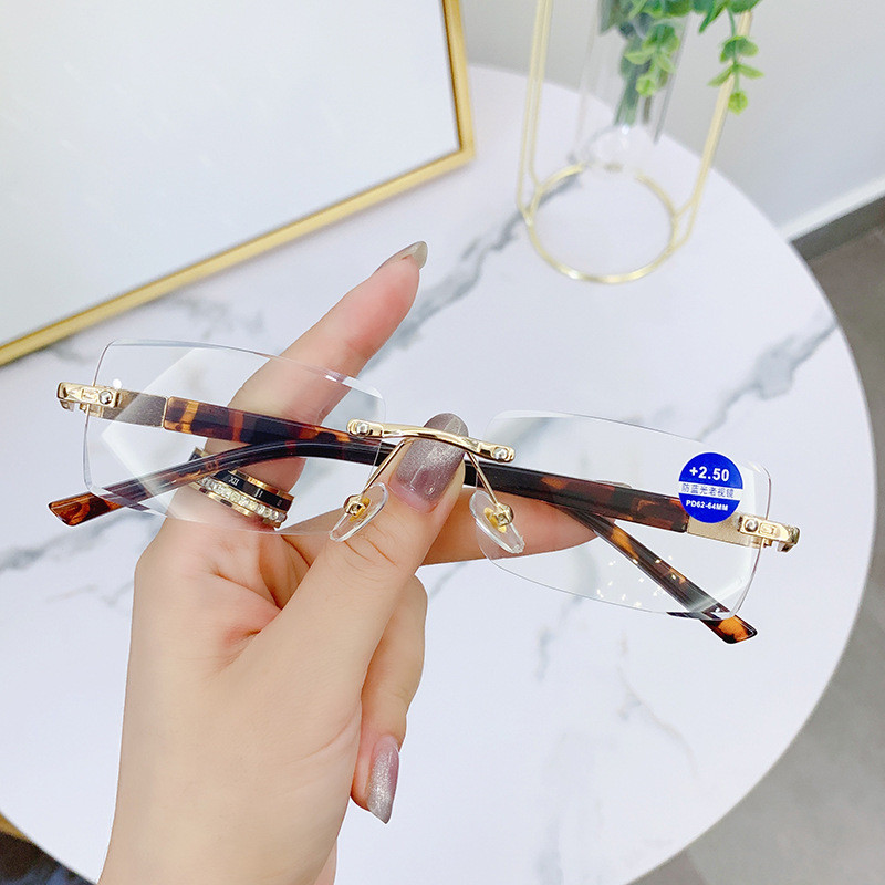 (+100~+400) แว่นสายตายาว แว่นตาอ่านหนังสือป้องกันแสงสีฟ้าแฟชั่นไร้กรอบใหม่แว่นตาผู้สูงอายุแว่นตาอ่านหนังสือ