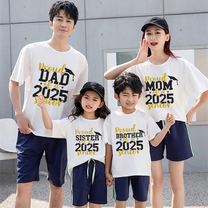 Proud Dad/mom/sister/brother of 2025 ชุดจับคู่ครอบครัวอาวุโสสีขาวพ่อแม่และลูกแขนสั้นเสื้อ 2025 Family Matching Suit