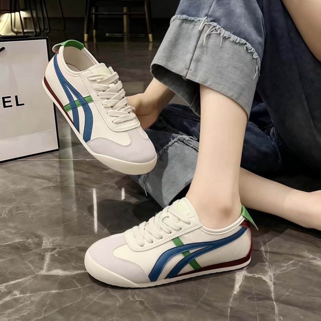 2025รูปแบบใหม่ รองเท้าผ้าใบผู้หญิง fashion หนังPU ส้นแบน รองเท้าผ้าใบลำลอง สวยมินิมอลใส่สบายมากๆคะ