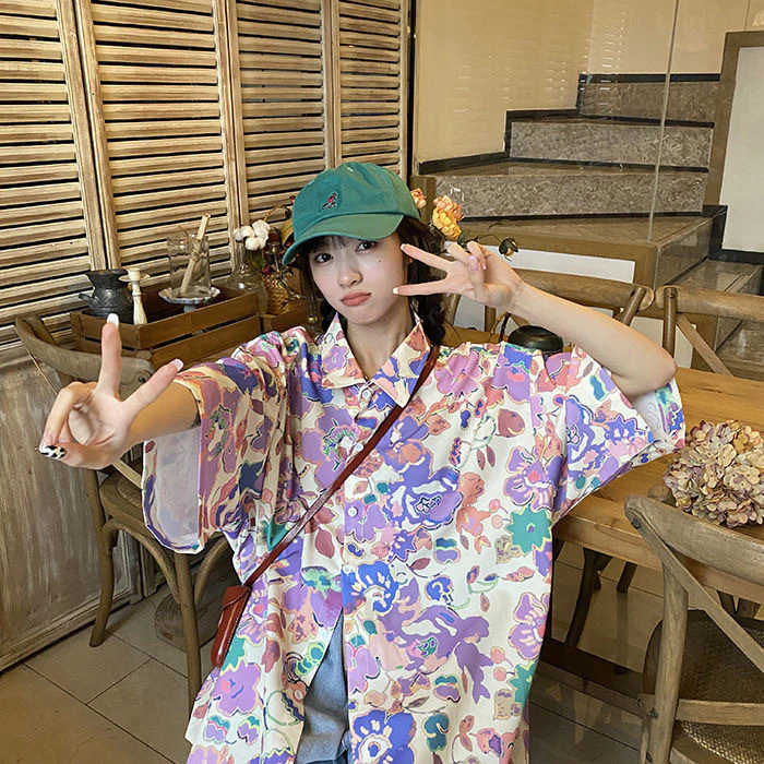 เสื้อเชิ้ตผู้หญิงแขนสั้นสไตล์ฮาวาย ลายดอกสีน้ำเงินม่วง