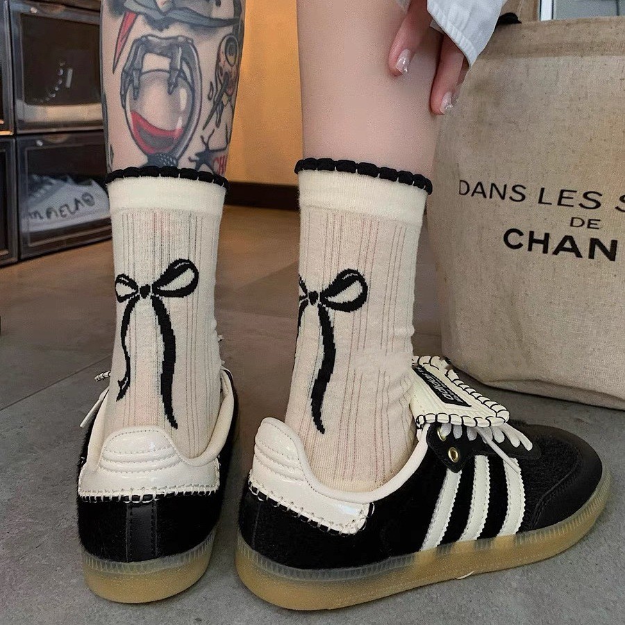 ขอบแฟนซีในการพิมพ์โบว์ถุงเท้าหลอดกลางเกาหลี อิน แฟชั่นอินเทรนด์สไตล์บัลเล่ต์หวานถุงเท้านักเรียนระบายอากาศ