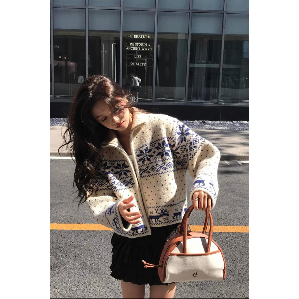 ซูซี ย้อนยุคฤดูใบไม้ร่วงใหม่ยืนขึ้นปกแขนยาวถักเสื้อสเวตเตอร์ถักผู้หญิงเสื้อกันหนาวสั้น 241104