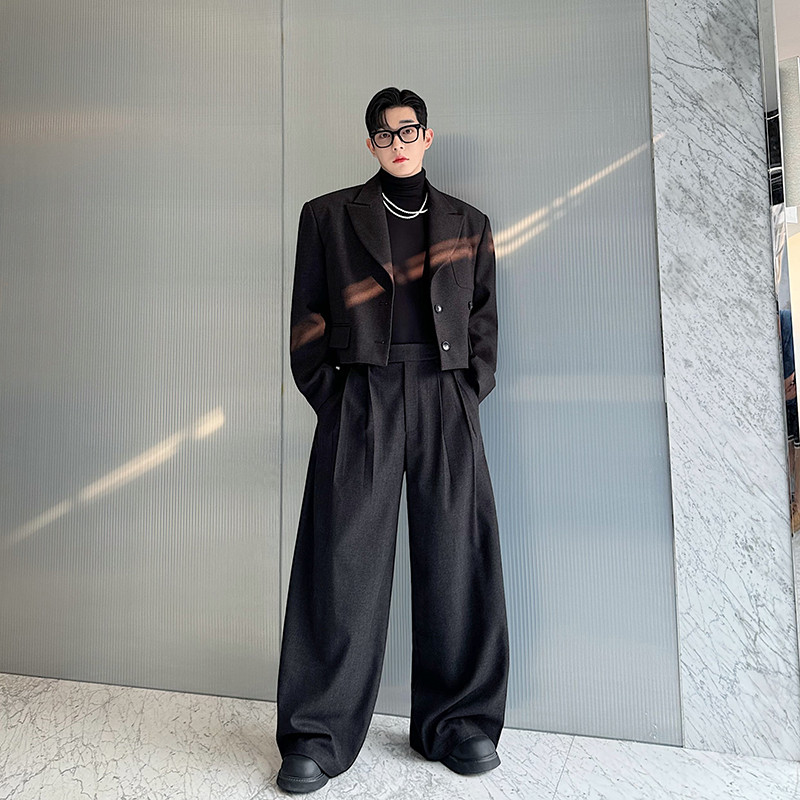 ยุโรปอเมริกันฝรั่งเศสปารีสแคทวอล์สไตล์เบอร์กันดีสูทสั้นเข้ารูปผู้ชายหล่อจับคู่ชุดกางเกงขากว้างสูท