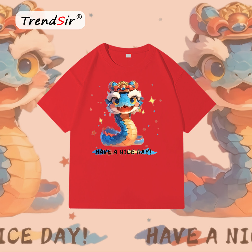 TrendSir มาใหม่ ลายเยอะ ผ้าดีมาก เสื้อยืด สไตล์เกาหลี เสื้อยืดเกาหลี 2025 เสื้อยืดปีใหม่ NEWYEAR งูน้อยสีฟ้าใส่หมวก 100%cotton 11สี M-3XL
