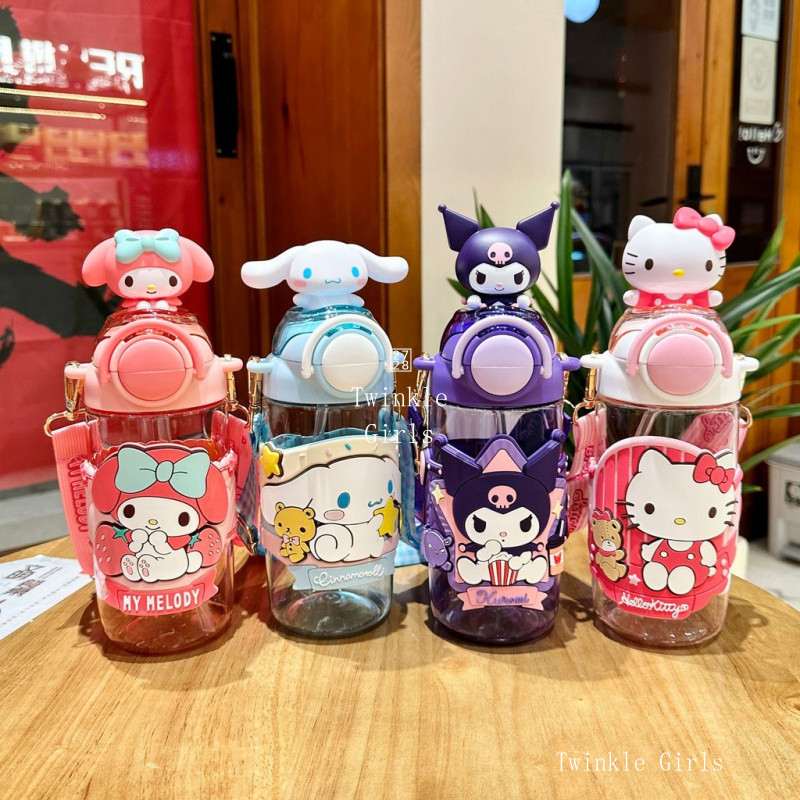 ของแท้ Kuromi Cinnamoroll ขวดดื่มคู่ที่มีสายคล้องคอเด็กขวดน้ำ Tritan ถ้วยน้ำด้วยฟาง H ello K Itty Melody ของฉันแบบพกพาและน่ารักพลาสติกป้องกันการล่มสลายถ้วยน้ำ