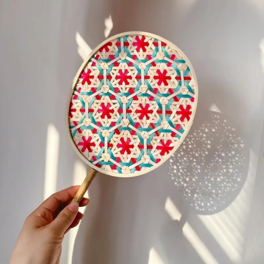 Wellnessspot พัดลมถักไม้ไผ่, พัดลมทอผ้าแฮนด์เมดสีสันสดใส, ของตกแต่งบ้านทรงกลมแบบพกพาประณีตพัดลมมือหมุนของขวัญ - รูปที่ 2
