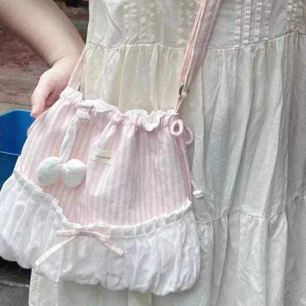 กระเป๋าสะพายข้างสไตล์น่ารัก ออกแบบสำหรับสาวหวาน กับรายละเอียดโบว์และสายคล้องเดี่ยว