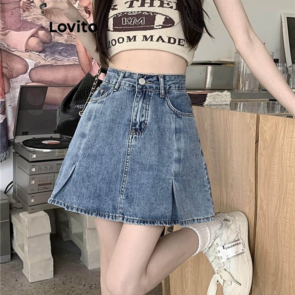 Lovito กระโปรงยีนส์ผู้หญิง มีกระดุม มีกระเป๋า ผ้าฟอกสี สีพื้น สไตล์ลำลอง LNE57654