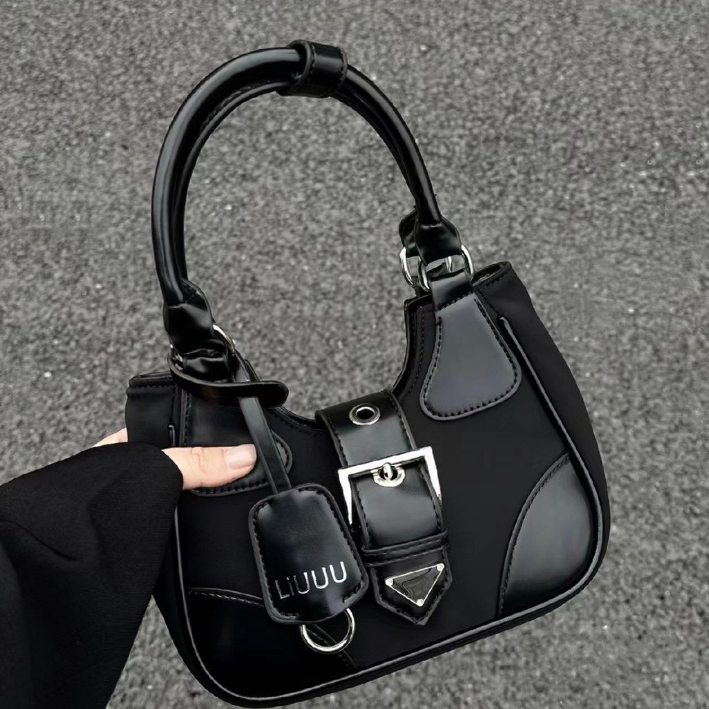 สาวเผ็ดสไตล์รถจักรยานยนต์อินเทรนด์และกระเป๋าถืออเนกประสงค์