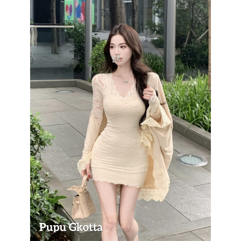 Pupu gkotta สาวร้อนบริสุทธิ์กลวงชุดเดรสแขนยาวกระโปรงสั้นสีขาวคอวีลูกไม้ใหม่เอวเรียบหรูรัดสะโพก