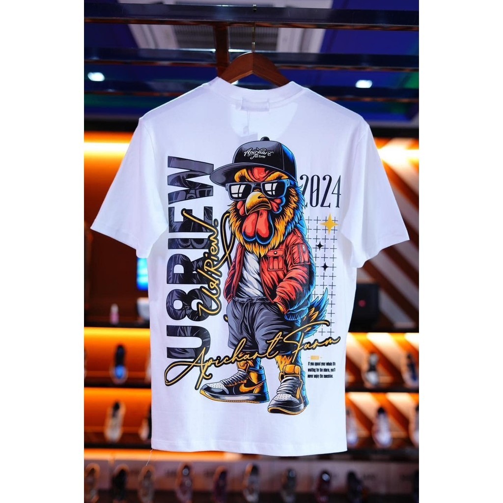 2024 Apichart Farm X U 8 ริ้ว เสื้อยืดสไตล์ใหม่ เสื้อยืดคอตตอนสีขาวดำ 2 สี T-shirt S-XL