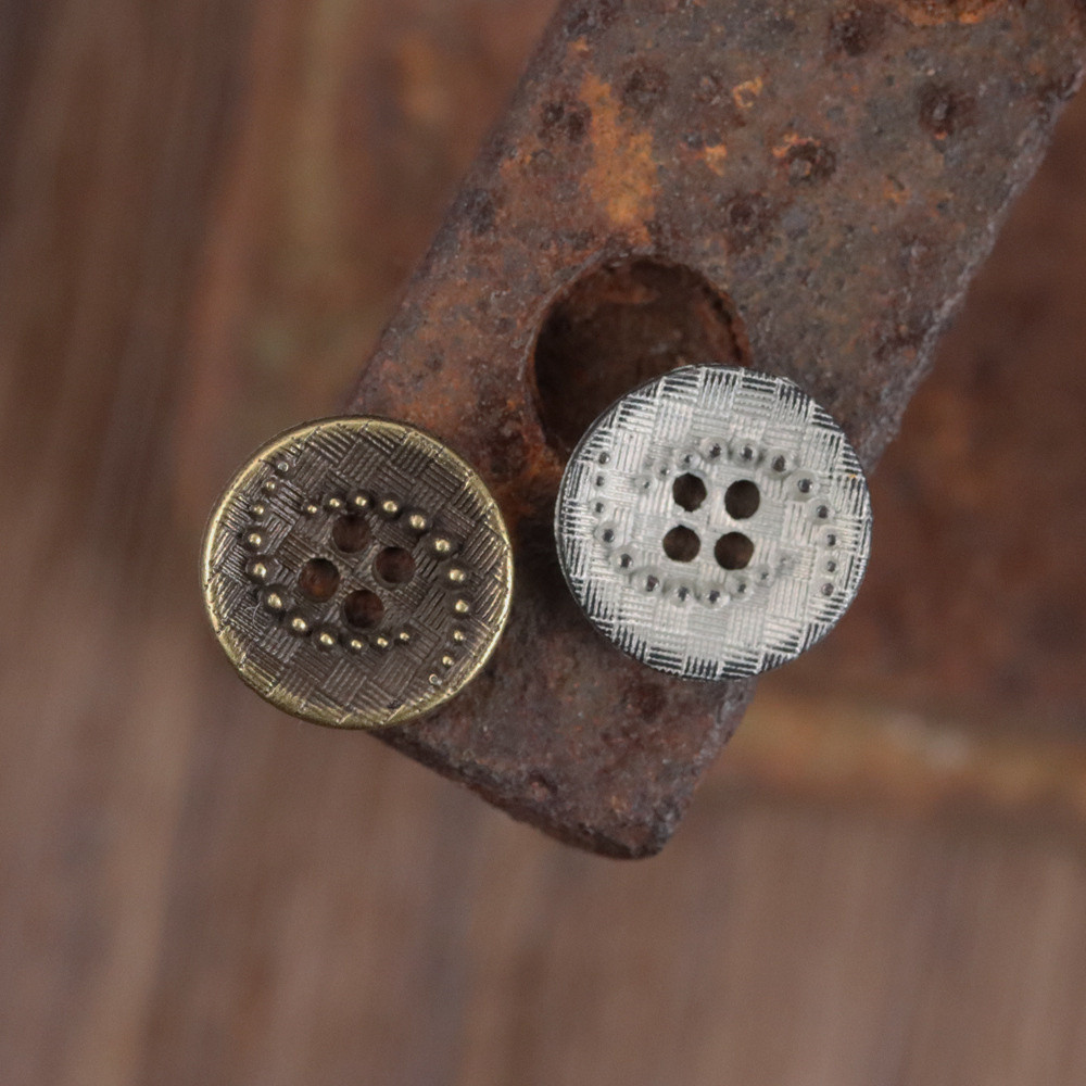 10 ชิ้นวินเทจปุ่มโลหะเว้า 4 หลุมออกแบบหมุนคู่ (12 มม.) สําหรับเสื้อและเสื้อสเวตเตอร์ถัก | กระดุมเสื้อสีบรอนซ์และสีเงินโบราณ - รูปที่ 5
