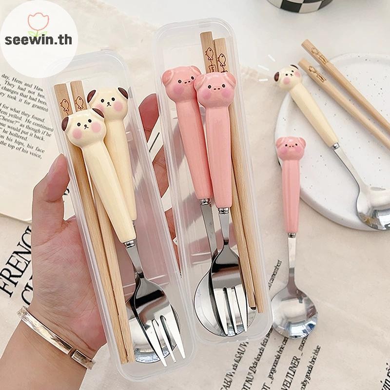 Seewin การ์ตูนลูกสุนัข Piggy ช้อนส้อมสแตนเลสช้อนส้อมแบบพกพานักเรียนการ์ตูนบนโต๊ะอาหารเด็กกล่องเก็บชุด th