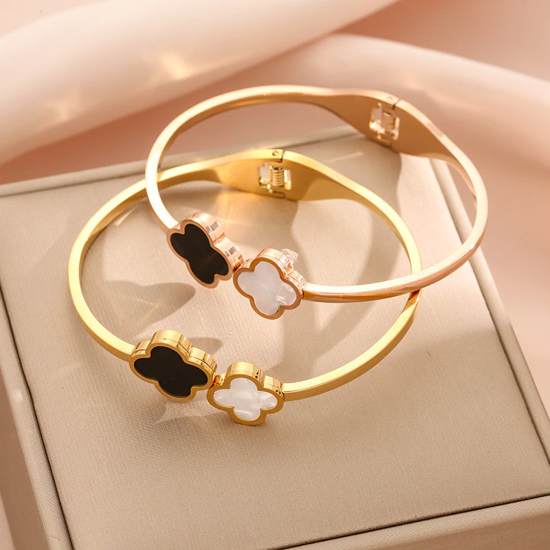 คลาสสิกเวอร์ชั่นเกาหลีสีดําสีขาวเชลล์โคลเวอร์สี่ใบสร้อยข้อมือเหล็กไทเทเนียมหญิงแฟชั่นที่เรียบง่ายทุกการแข่งขันสแตนเลสไม่ซีดจางเคร