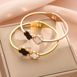 คลาสสิกเวอร์ชั่นเกาหลีสีดําสีขาวเชลล์โคลเวอร์สี่ใบสร้อยข้อมือเหล็กไทเทเนียมหญิงแฟชั่นที่เรียบง่ายทุกการแข่งขันสแตนเลสไม่ซีดจางเคร