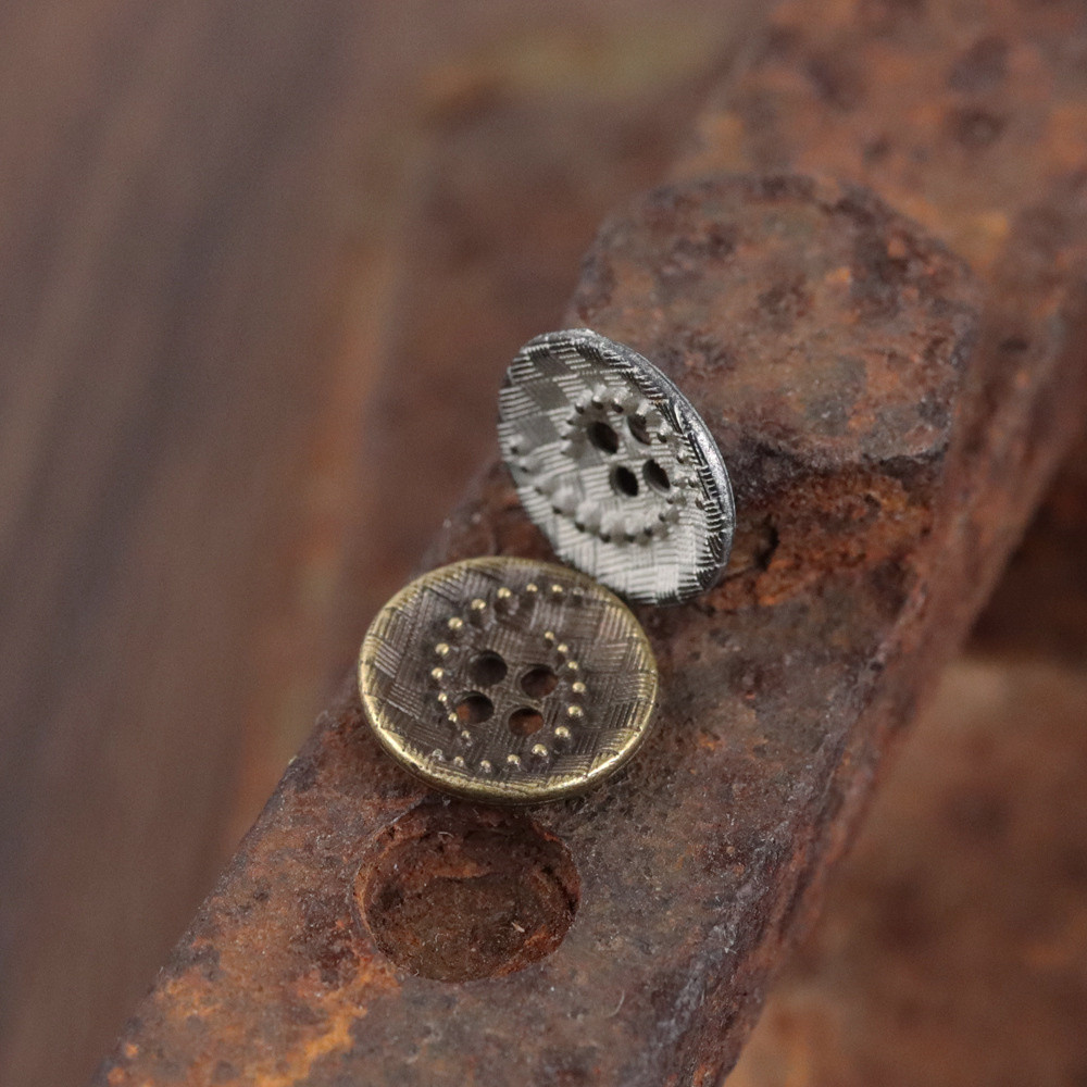 10 ชิ้นวินเทจปุ่มโลหะเว้า 4 หลุมออกแบบหมุนคู่ (12 มม.) สําหรับเสื้อและเสื้อสเวตเตอร์ถัก | กระดุมเสื้อสีบรอนซ์และสีเงินโบราณ - รูปที่ 6