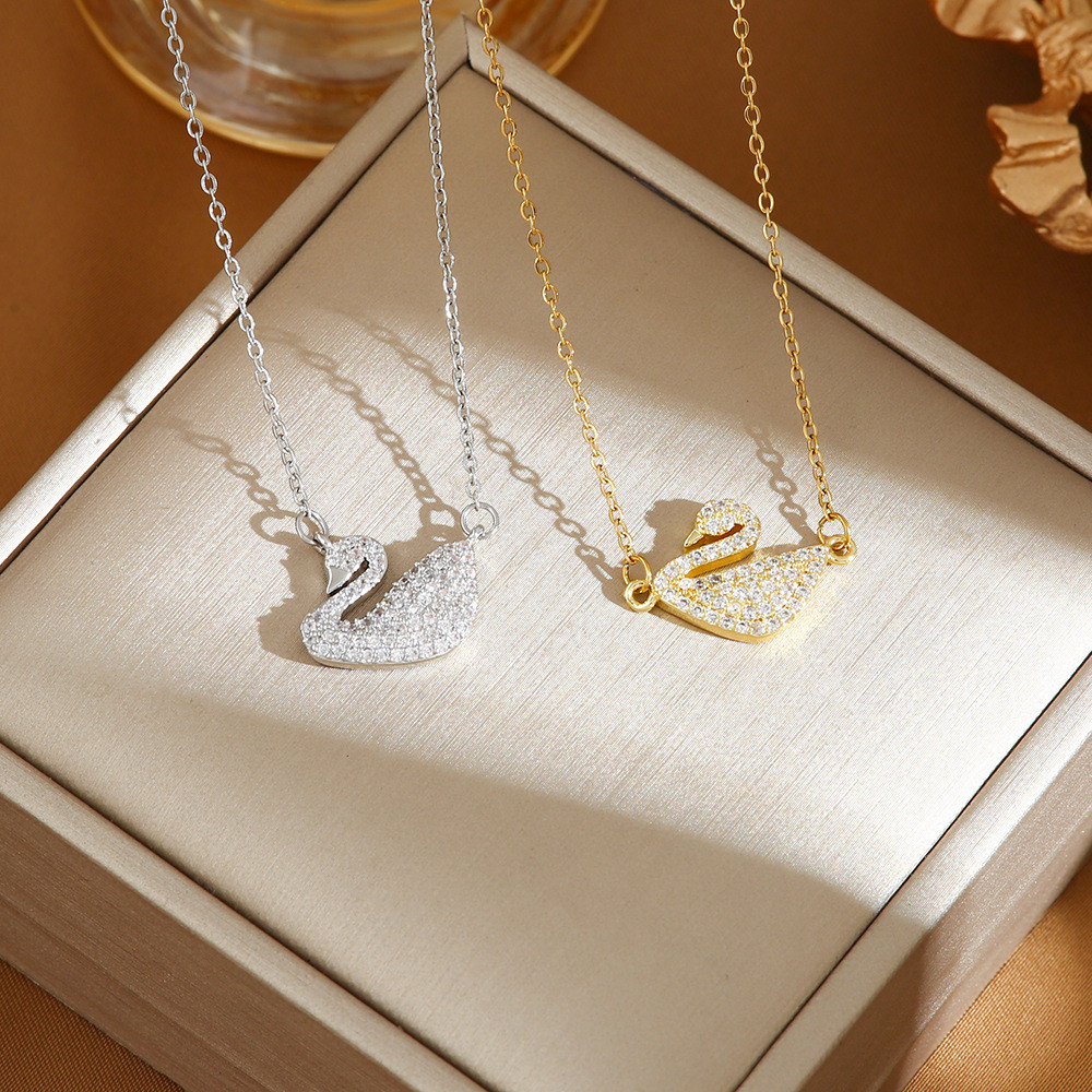 หงส์ประดับด้วยเครื่องประดับคอนโซลิเดทพร้อมสร้อยคอไหปลาร้าญี่ปุ่น และเกาหลีสไตล์มินิมอลผสมผสานกันได้อย่างลงตัว