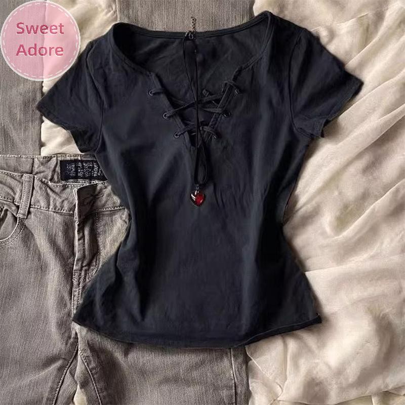 SweetAdore เสื้อยืดผูกเชือกคอวีเซ็กซี่อเมริกันแฟชั่นสตรี Y2K เสื้อยืดแขนสั้นทรงสลิม TH