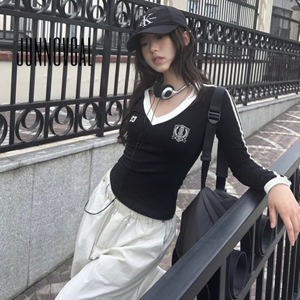 Junnovgal เสื้อยืดผู้หญิง 2024 สไตล์ฤดูหนาวสีตัดกันคอวีแขนยาว