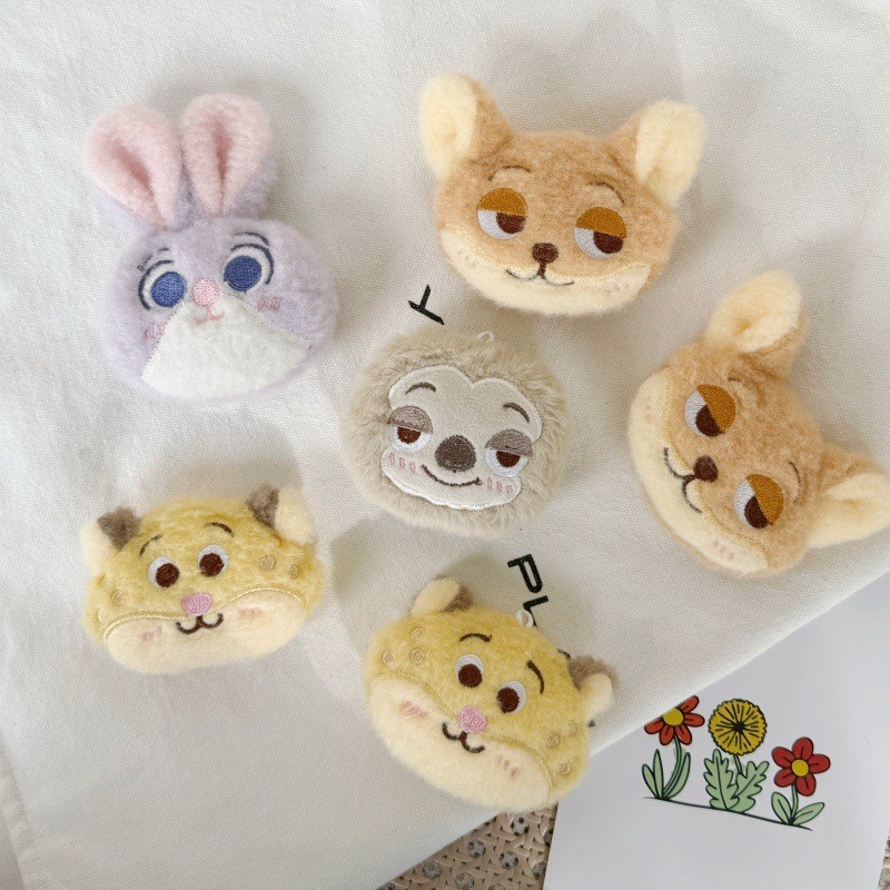 Zootopia ตุ๊กตาการ์ตูน Fox Nick Rabbit Judy เข็มกลัดอุปกรณ์เสริมกระเป๋าเป้สะพายหลังนักเรียน