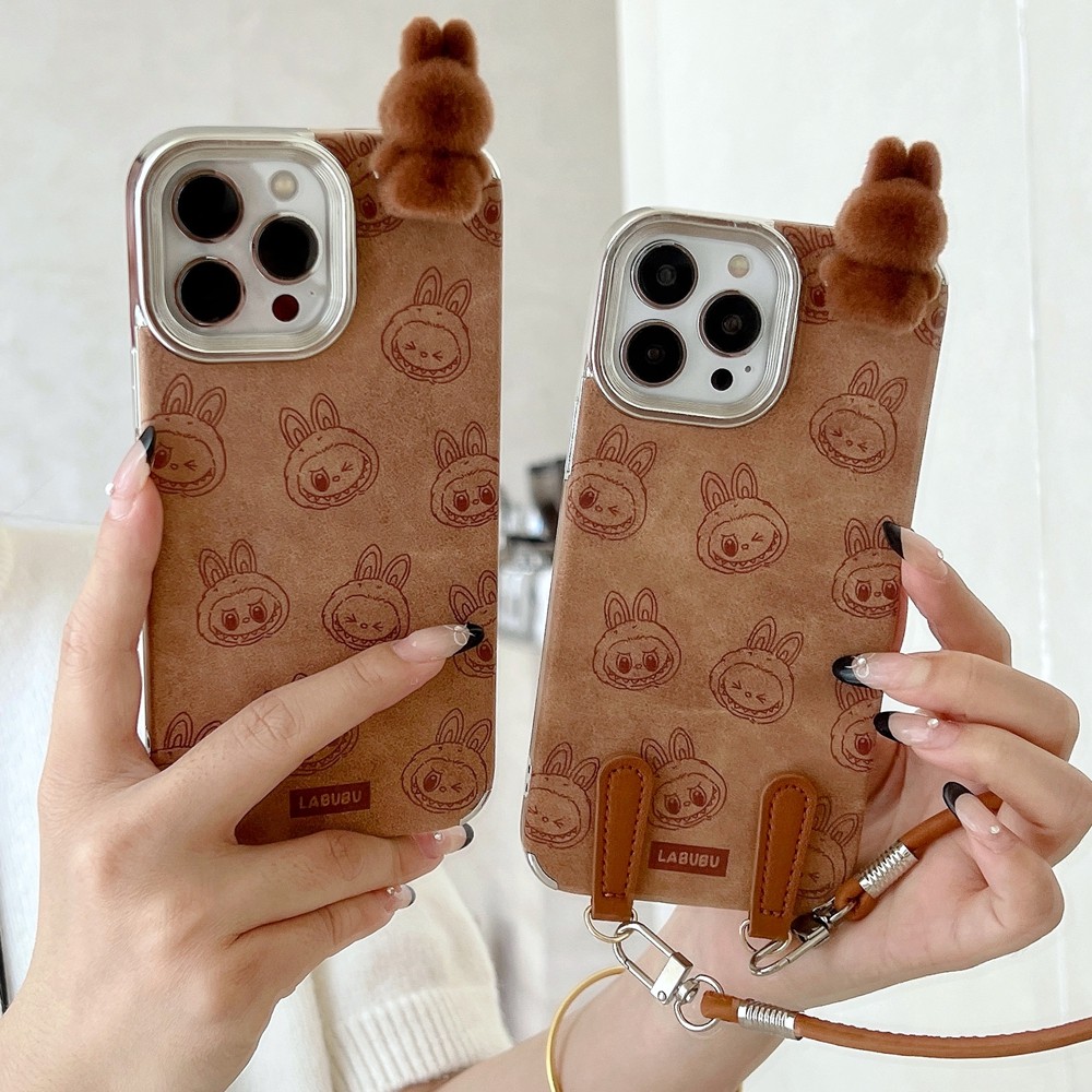 Mocha Brown Labubu Doll เหมาะสําหรับ Phone16promax Apple 14 เคสโทรศัพท์ 13/15/12 เชือกมือเคสป้องกัน