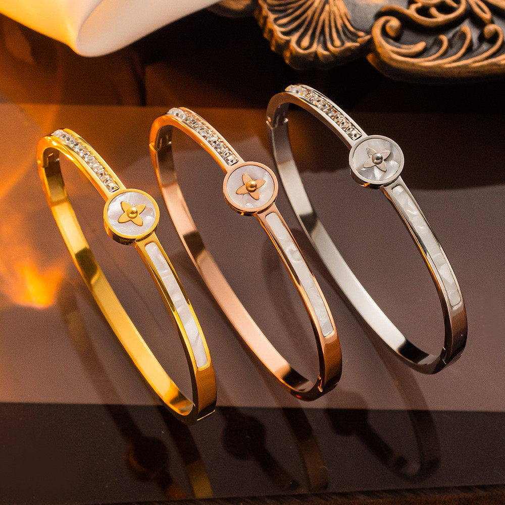 เวอร์ชั่นเกาหลีแฟชั่น Fritillary Plated 18K Gold สร้อยข้อมือเหล็กไทเทเนียม Niche Design High-End ดอกไม้สร้อยข้อมือสแตนเลส
