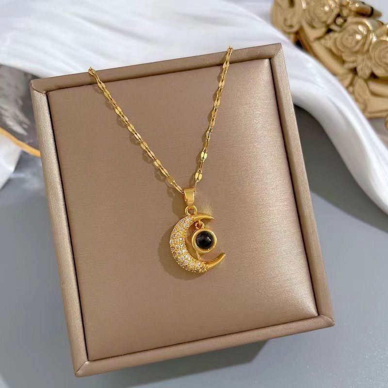 สร้อยคอเหล็กไทเทเนียมขายดี 18K Gold-plated Projection Necklace Clavicle Chain สร้อยคอคู่ของขวัญวันเกิด