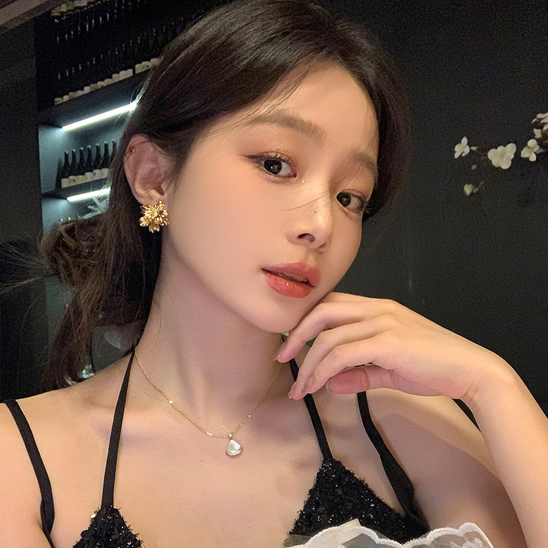 โลหะย้อนยุคต่างหูดอกไม้สามมิติแสงหรูหราด้านหน้าและด้านหลังสองสวมต่างหูโอ้อวดต่างหูสีทองระดับไฮเอนด์เฉพาะอุณหภูมิ