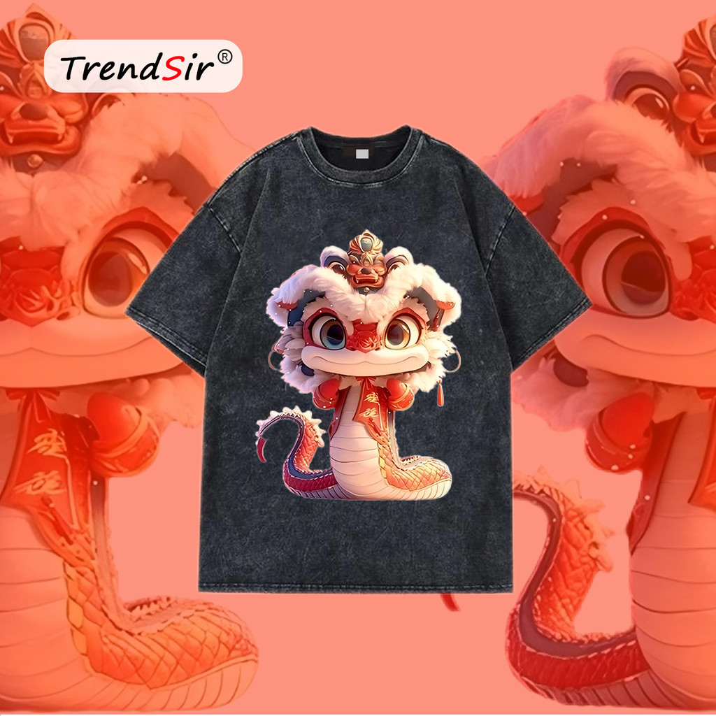 TrendSir NEW เสื้อยืดผ้าคอตตอน เสื้อยืด t shirt 2025 เสื้อยืดปีใหม่ NEWYEAR งูน้อยเชิดสิงโตฉลองปีใหม่ 100%cotton 11สี M-3XL