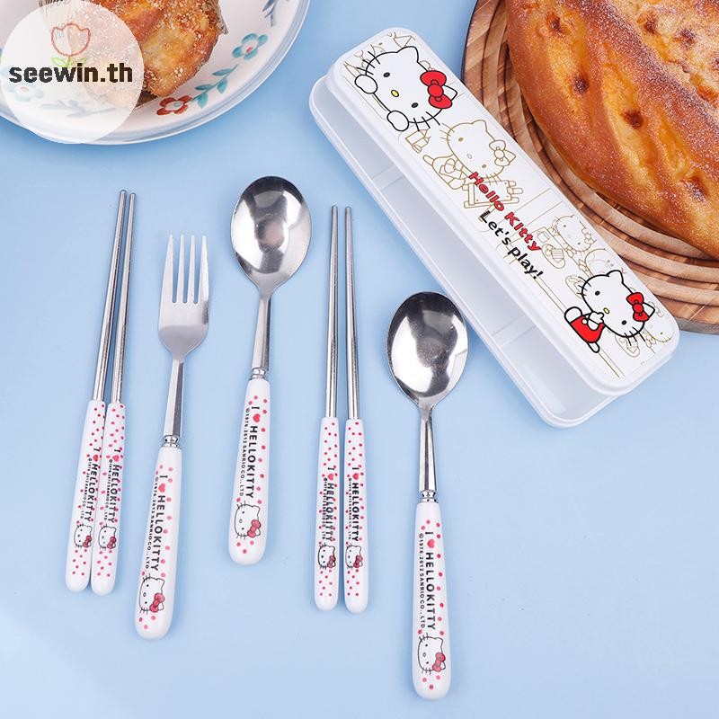 Seewin Hello Kitty Sanrio ช้อนส้อมโลหะตะเกียบบนโต๊ะอาหารน่ารัก Kawaii อะนิเมะการ์ตูน 304 สแตนเลส PU กระเป๋าของขวัญเด็ก th