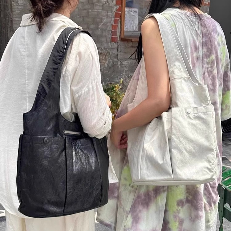 Matin Kim DOUBLE POCKET WRINKLE TOTE BAG กระเป๋าสะพายไหล่ข้างเดียวความจุขนาดใหญ่ย้อนยุค