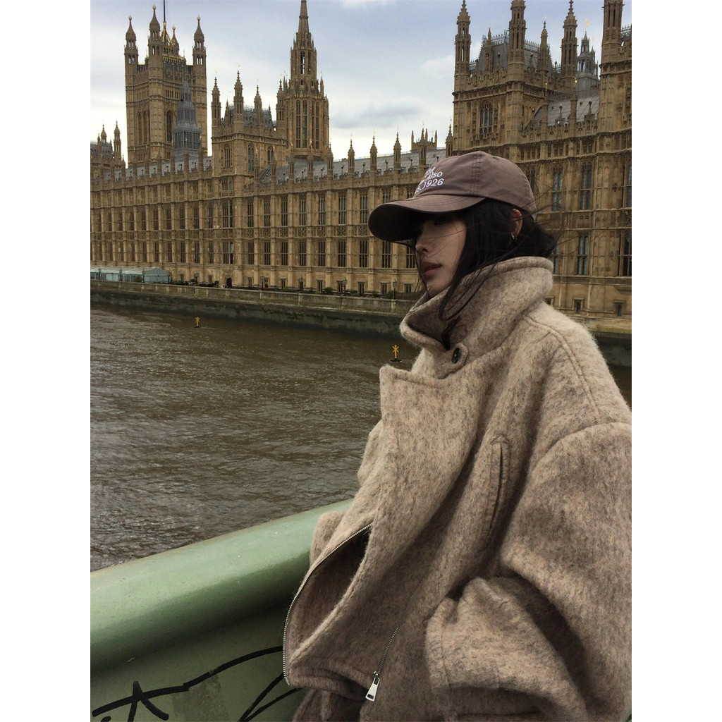 เสื้อโค้ทใส่แล้วดูผอมไซส์ใหญ่เสื้อโค้ทฤดูหนาวสำหรับเด็กผู้หญิงเสื้อโค้ทขนสัตว์เกาหลีเสื้อโค้ทขนสัตว์คอปกสูทดีไซน์หรูย้อนยุคแบบใหม่ฤดูใบไม้ร่วงและฤดูหนาวเสื้อโค้ทอบอุ่นหนาหลวมสไตล์ตะวันตกเสื้อโค้ทยาวผู้หญิง