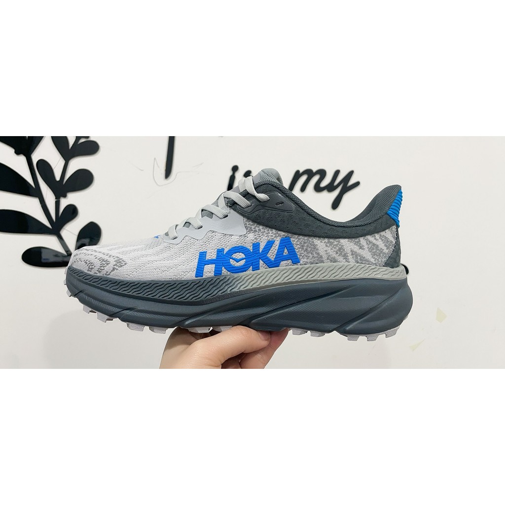 HOKA ผู้ชายและผู้หญิง Challenger Atr 7 All Terrain รองเท้าวิ่งกันกระแทกน้ําหนักเบา O4FA