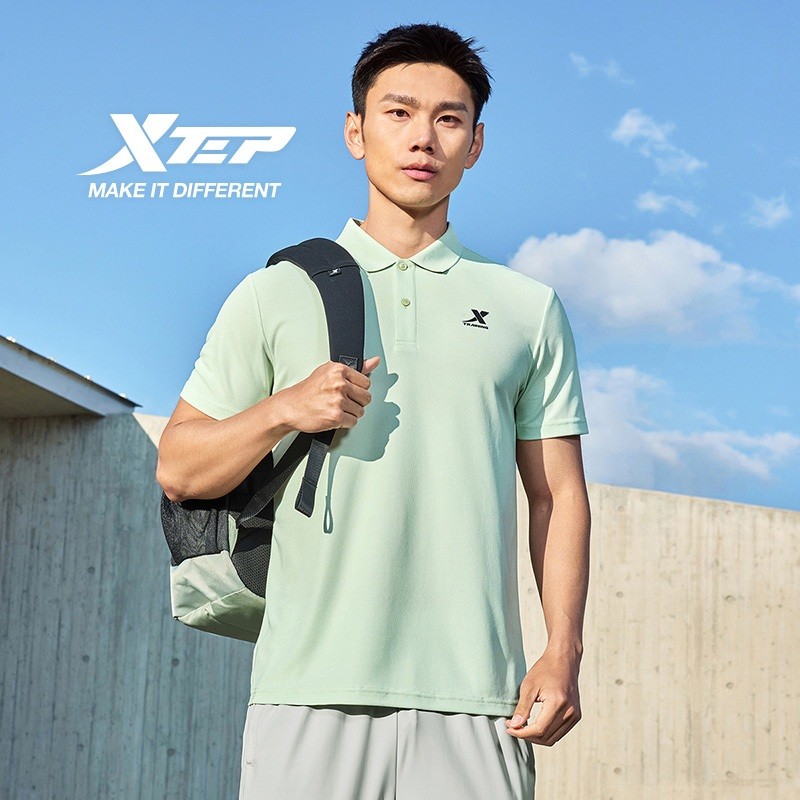 XTEP เสื้อโปโลผู้ชาย 2025 ฤดูร้อนสไตล์ใหม่ปกแขนสั้นยืดสบาย