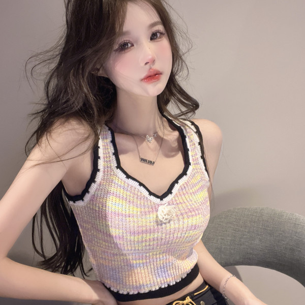 เสื้อกล้ามสายเดี่ยวแขนกุดสีตัดกันสำหรับผู้หญิงเสื้อถักใส่ด้านในรัดรูปแบบสั้นใส่ด้านนอกแบบใหม่ฤดูร้อนเสื้อถักลายดอกไม้หวาน