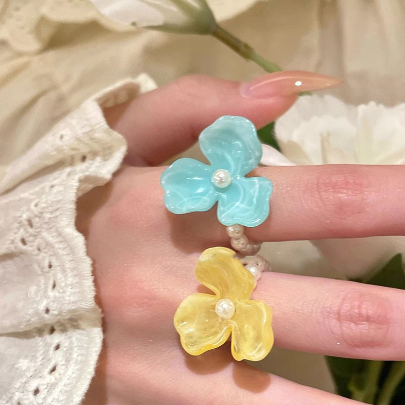 สาวแฟชั่นแหวนดอกไม้มุกสีสันสดใส