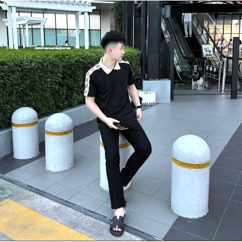 เสื้อยืดโปโลผู้ชาย ปักขอบไหล่ด้วย GC motifs ผ้าเย็นยืด Menswear Shirt Polo