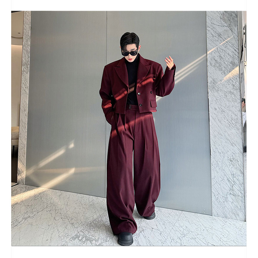 ยุโรปอเมริกันฝรั่งเศสปารีสแคทวอล์สไตล์เบอร์กันดีสูทสั้นเข้ารูปผู้ชายหล่อจับคู่ชุดกางเกงขากว้างสูท