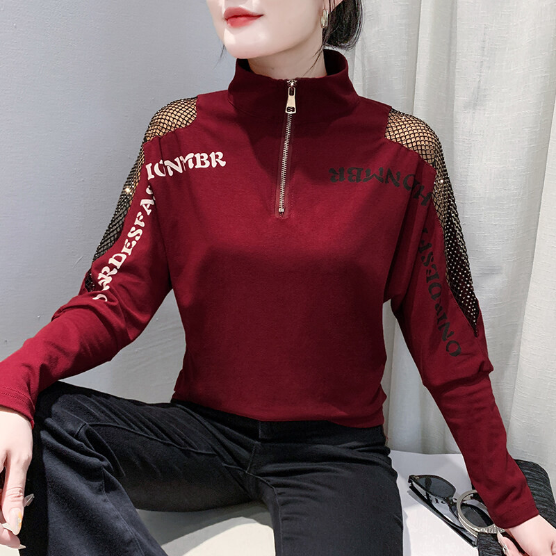 เหมียว แฟชั่นกลวงออกค้างคาวแขนยาวเสื้อสีแดงสําหรับผู้หญิง,2024ฤดูใบไม้ร่วงและฤดูหนาวใหม่พิมพ์หลวมเสื้อยืดอารมณ์สบายๆซิปปกผ้าฝ้ายด้า