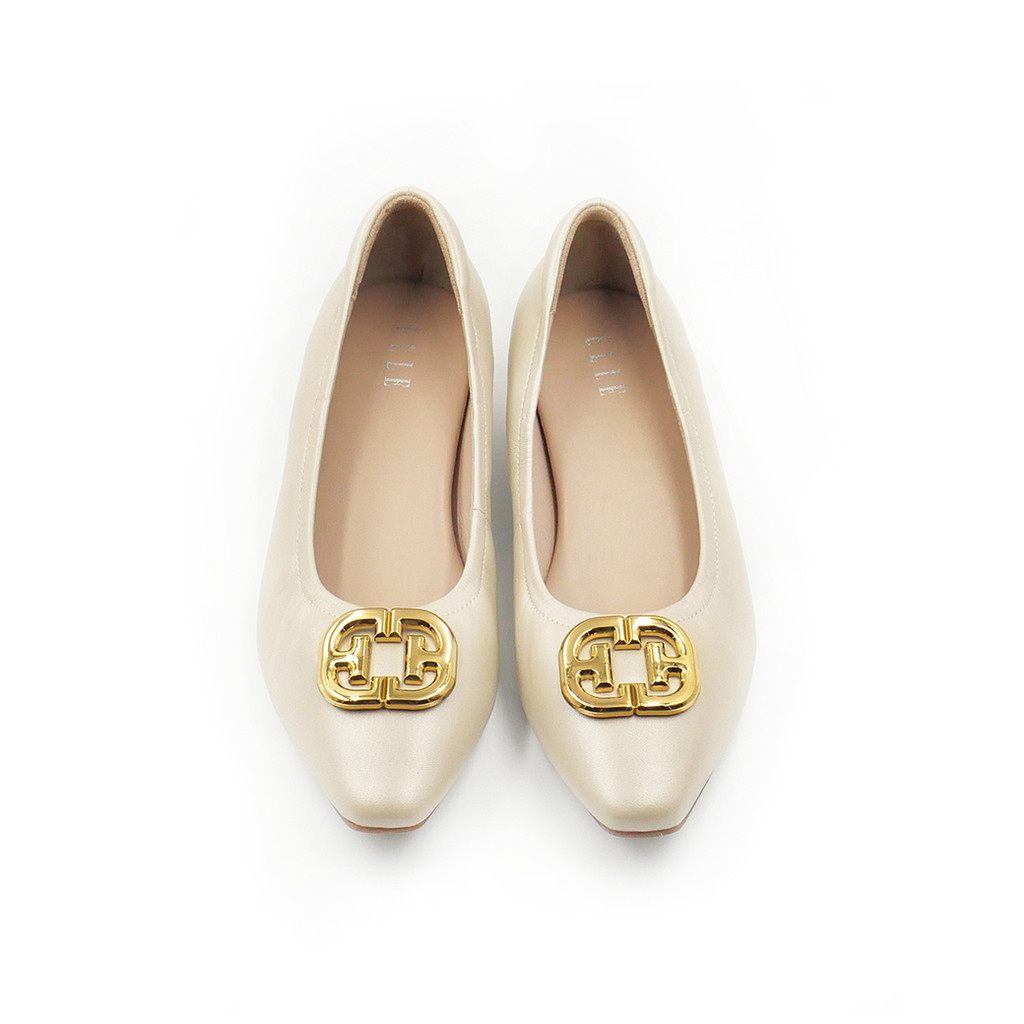 ELLE SHOES รองเท้าหุ้มส้นหัวมน หนังแกะแท้ ส้นสูง 0.5 นิ้ว แต่งโลโก้  มี 3 สี รุ่น- ELBL002